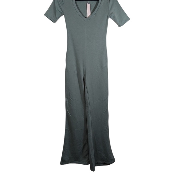 Boutique Sage Green Short Sleeve V-Neck Jumpsuit Juniors Medium - Picture 2 of 6